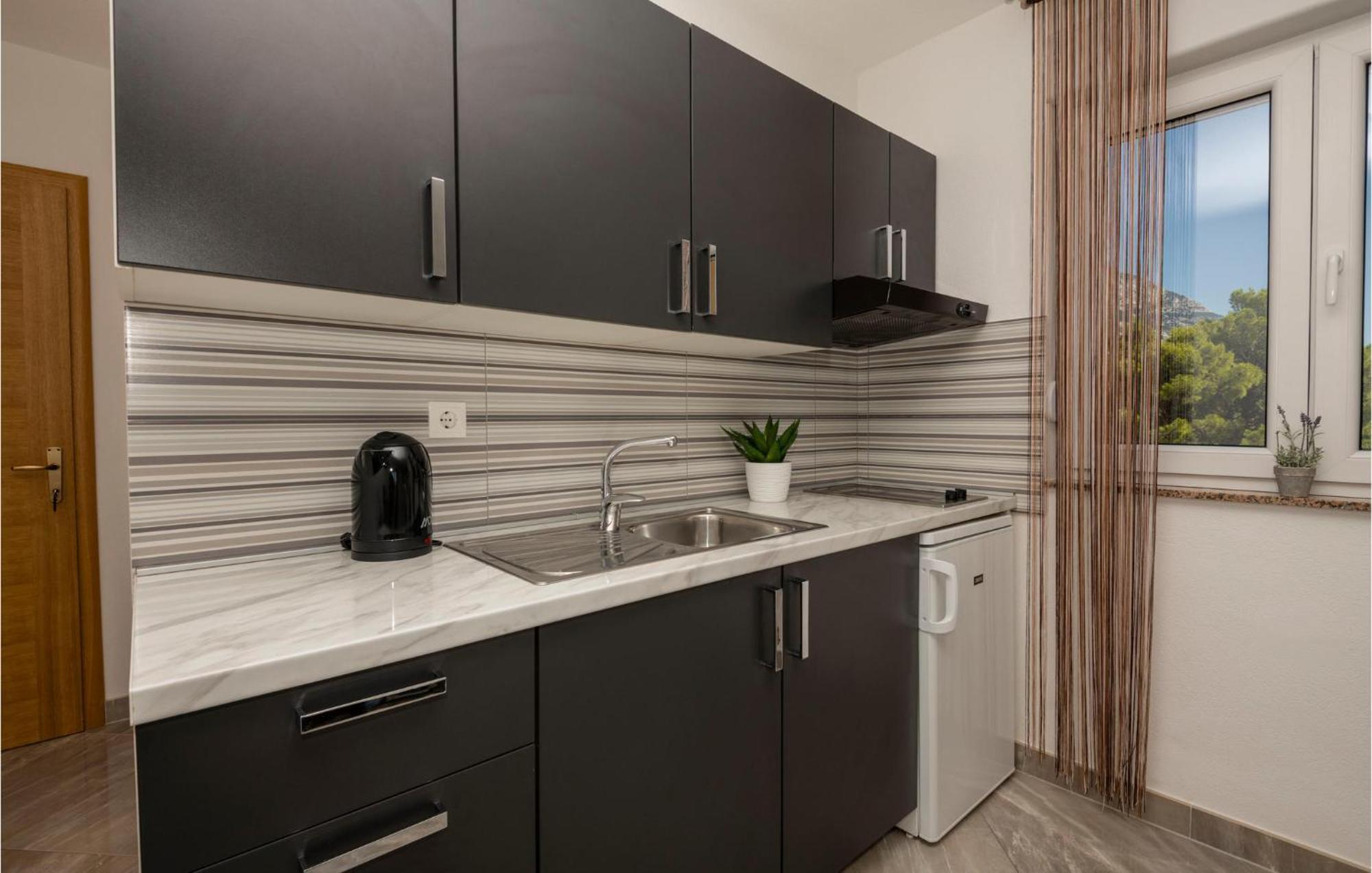 Stunning Apartment In Krvavica With Kitchen Zewnętrze zdjęcie